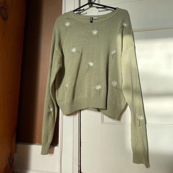 Green sweater with white flowers - Picture 1 of 3